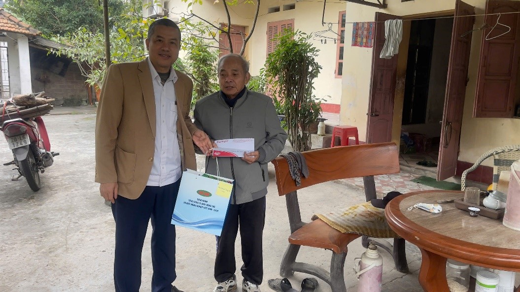 BAN THƯỜNG VỤ CÔNG ĐOÀN TỔ CHỨC THĂM HỎI, TẶNG QUÀ TẾT BÍNH NGỌ CHO CÁC ĐỒNG CHÍ NGUYÊN CÁN BỘ CÔNG ĐOÀN QUA CÁC THỜI KỲ.